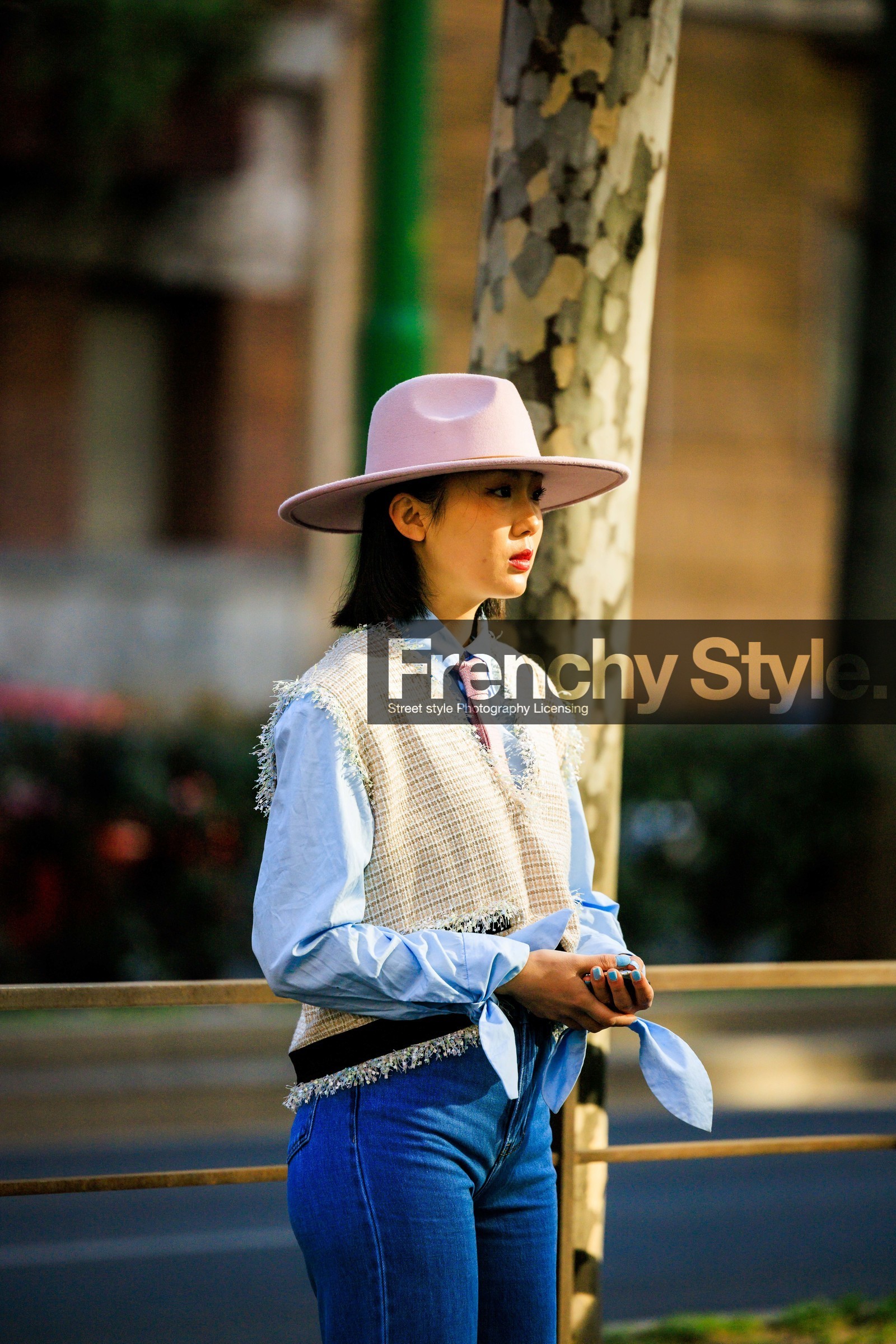 pink hat, blue shirt, beige vest, sleveless vest, ruffle vest, classic jeans, blue jeans, cowboy look, fashion week, frenchystyle, FW, jonathan paciullo, street style, vertical, atmosphere details, detail