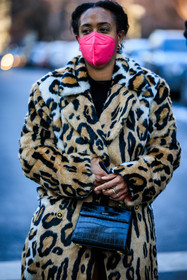 details, full black look, black pants, white striped pants, pink mask, leopard print coat, furry winter coat, furry printed coat, small handbag, leather handbag, croco handbag, black handbag, furry winter look, close up, rings, fashion week, frenchystyle, FW, jonathan paciullo, street style, NYFW, NEW YORK, AUTUMN WINTER 2022-2023, FALL WINTER 2022_2023, FW 22-23, vertical, atmosphere details