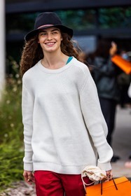 black hat, hat, jumper, knitwear, pants, red pants, white jumper, white knitwear, fashion week, frenchystyle, FW, jonathan paciullo, street style, PFW, PARIS, SPRING SUMMER 2022, SS 22, vertical, atmosphere details