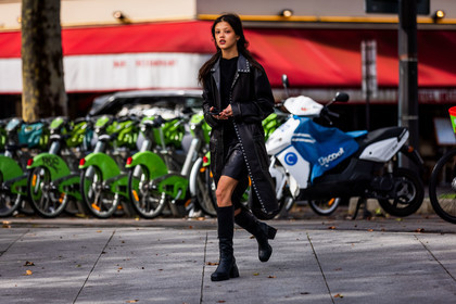 bermuda, black bermuda, black boots, black coat, black monochrome, black t-shirt, boots, coat, Jade Rabarivelo, leather boots, leather coat, monochrome, t-shirt, fashion week, frenchystyle, FW, jonathan paciullo, street style, PFW, PARIS, SPRING SUMMER 2022, SS 22, atmosphere details, full length, horizontal