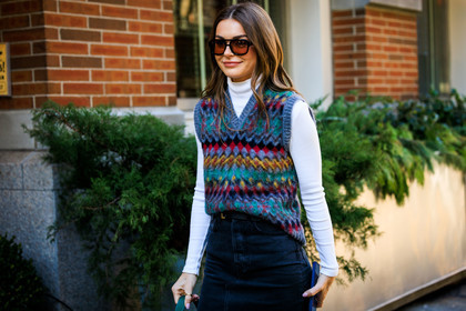 sunglasses, white turtleneck top, multicolor print sleveless wool veste, fashion week, frenchystyle, FW, jonathan paciullo, street style, NYFW, NEW YORK, AUTUMN WINTER 2022-2023, FALL WINTER 2022_2023, FW 22-23, atmosphere details, horizontal