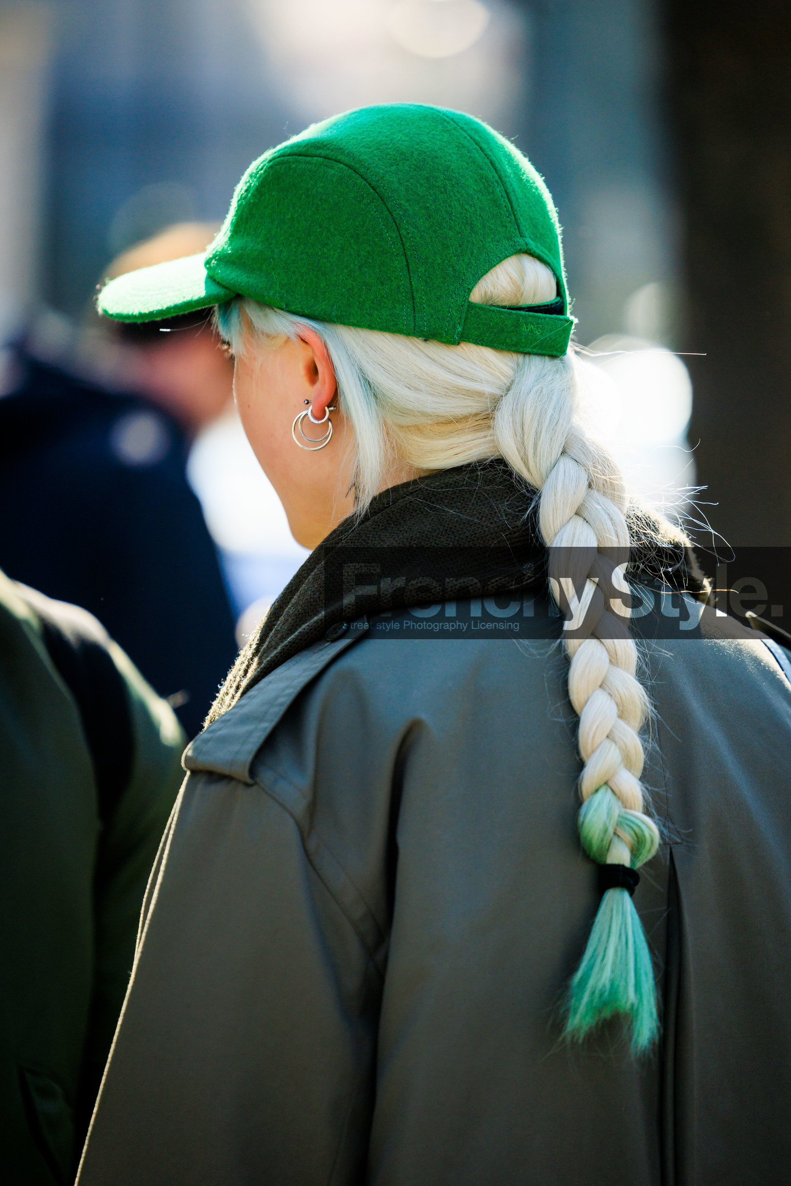 back details, green cap, white hair, dyed hair, silver loop earrings, FW 22-23, FALL WINTER 2022_2023, AUTUMN WINTER 2022-2023, fashion week, frenchystyle, FW, jonathan paciullo, street style, PFW, PARIS, vertical, detail