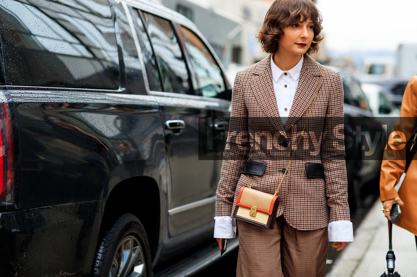 alyssa coscarelli, coach bag, coach jacket, coach suits, coach shirt, white shirt, checked jacket, checked pants, checked suits, black leather jacket, camel leather bag, red leather bag, beige jacket, beige pants, red jacket, red pants, brown jacket, brown pants, brown suits, crossbody bag, golden chain strap bag, fashion week, frenchystyle, FW, jonathan paciullo, street style, NYFW, NEW YORK, AUTUMN WINTER 2020-2021, FALL WINTER 2020-2021, FW 20-21, horizontal, atmosphere details, detail