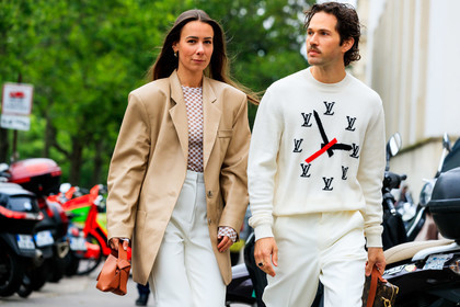 white pullover, white pants, louis vuitton bag, louis vuitton pullover, louis vuitton total look, louis vuitton shoes, monogrammed bag, logo printed bag, logo all over, brown leather bag, jacquard pullover, flare pants, loose pants, light beige jacket, light beige top, beige jacket, beige top, checked top, oversize jacket, acne studios bag, mini bag, hand bag, camel leather bag, JS roques, alice barbier, alice & j.s, fashion week, frenchystyle, FW, jonathan paciullo, street style, PFW, PARIS, SPRING SUMMER 2022, SS 22, horizontal, atmosphere details, detail