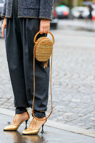 golden bag, golden shoes, golden strap bag, chain strap bag, hand bag, round shape bag, box bag, sequins bag, plaited bag, embroidered bag, high heels shoes, openwork shoes, sharp end shoes, dark grey pants, carrot pants, loose pants, dark grey jacket, tweed jacket, chanel total look, chanel shoes, PARIS, PFW, SPRING SUMMER 2020, SS 20, fashion week, frenchystyle, FW, jonathan paciullo, street style, vertical, atmosphere details, detail