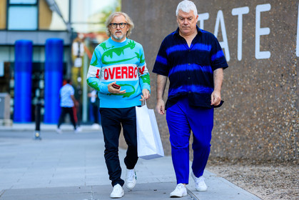 charles jeffrey loverboy pull, white sneakers, tie and dye shirt, pleated pants, fashion week, frenchystyle, FW, jonathan paciullo, street style, atmosphere details, horizontal, full length
