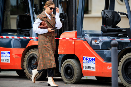 dagmara jarzynka, brown jacket, brown coat, orange jacket, orange coat, checked coat, checked jacket, plaid jacket, plaid coat, belted coat, belted jacket, light beige leather boots, camel leather clutch, camel leather boots, bicolor boots, striped boots, kitten heels boots, brown leather clutch, sleeveless coat, sleeveless jacket, white shirt, fashion week, frenchystyle, FW, jonathan paciullo, street style, PFW, PARIS, SPRING SUMMER 2021, SS 21, horizontal, atmosphere details, detail
