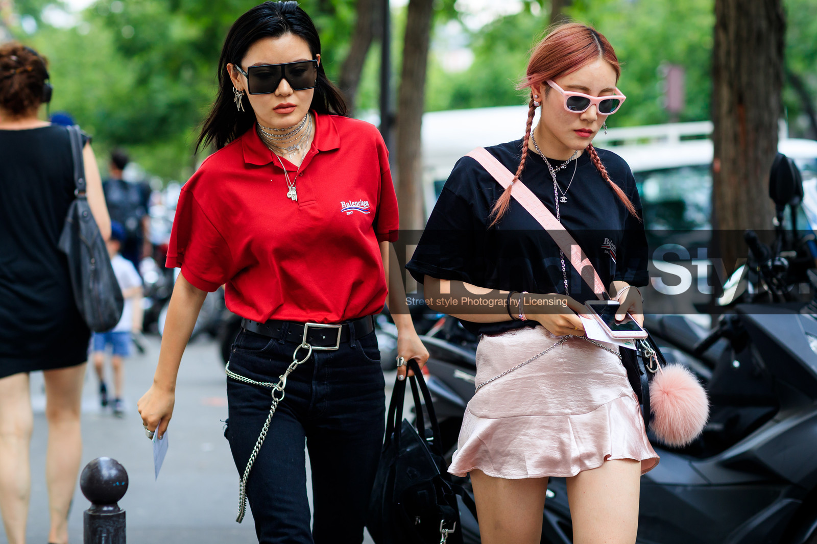 atmosphere details, balenciaga, black bag, black denim, black t shirt, braids, chains, choker, denim pants, detail, dyed hair, fashion week, frenchystyle, FW, horizontal, jeans, jonathan paciullo, leather bag, levi's, MENSWEAR, necklace, PARIS, PFW, pink hair, pink skirt, printed t shirt, red top, SPRING SUMMER 2018, SS 18, street style, sunglasses, trousers