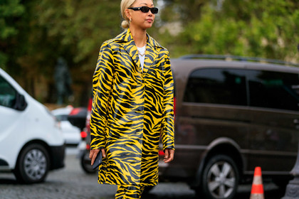 vanessa hong, yellow jacket, yellow pants, animal print jacket, animal print pants, striped jacket, striped pants, vinyl jacket, vinyl pants, hoop earrings, multi earrings, golden earrings, black sunglasses, small sunglasses, big chain necklace, golden necklace, PARIS, PFW, SPRING SUMMER 2020, SS 20, fashion week, frenchystyle, FW, jonathan paciullo, street style, horizontal, atmosphere details, detail