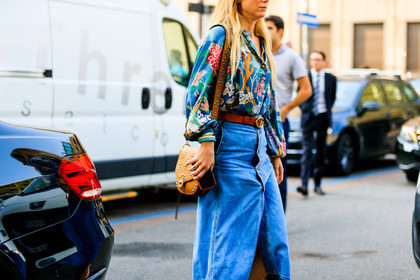 blue denim, blue shirt, brown belt, camel bag, denim skirt, floral, flowers, graphic shirt, jennifer neyt, leather bag, leather belt, printed shirt, studs, street style, jonathan paciullo, FW, frenchystyle, fashion week, MFW, MILAN, SPRING SUMMER 2019, SS 19, atmosphere details, horizontal, detail