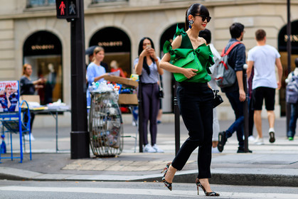 atmosphere details, AUTUMN WINTER 2016-2017, AW 16-17, black heels, black pants, black shoes, bow, earrings, FALL WINTER 2016-2017, fashion week, frenchystyle, full length, FW, FW 16-17, graphic top, green bag, green top, HAUTE COUTURE, high heels, horizontal, jonathan paciullo, leaf greener, MENSWEAR, PARIS, PFW, red lips, street style, sunglasses, trousers