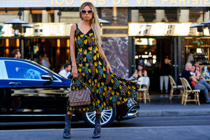 brown bag, fendi, graphic bag, graphic dress, high heels, leather bag, leather shoes, monogram, multicolor dress, pleats, printed bag, printed dress, sunglasses, yellow dress, PFW, fashion week, frenchystyle, FW, jonathan paciullo, street style, PARIS, horizontal, atmosphere details, full length, AUTUMN WINTER 2018-2019, FALL WINTER 2018-2019, FW 18-19, erica pelosini