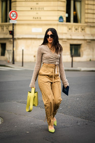 knitted cropped top, black sunglasses, oatmeal top, multiple necklaces, highwaist pants, beige trousers, acne studios bag, yellow handbag, selma kaci sebbagh, street style, jonathan paciullo, FW, frenchystyle, fashion week, AUTUMN WINTER 2022-2023, FALL WINTER 2022_2023, FW 22-23, PFW, PARIS, full length, vertical