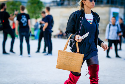 atmosphere details, beige bag, black jacket, black perfecto, black sweater, chanel, detail, fashion week, frenchystyle, FW, high boots, horizontal, jonathan paciullo, leather bag, leather jacket, leather perfecto, PARIS, PFW, red boots, SPRING SUMMER 2017, SS 17, street style, suede shoes, sunglasses, velvet