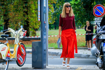 atmosphere details, bordeaux, burgundy, fashion week, frenchystyle, full length, FW, horizontal, jonathan paciullo, leather bag, leather shoes, lisa aiken, MFW, MILAN, red skirt, red sweater, SPRING SUMMER 2017, SS 17, street style, sunglasses, white shoes
