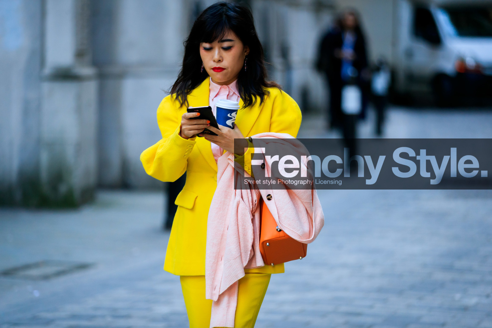 blazer, leather bag, orange bag, pink coat, pink shirt, red lips, trousers, yellow jacket, yellow pants, yellow suit, fashion week, frenchystyle, FW, jonathan paciullo, street style, LFW, LONDON, AUTUMN WINTER 2019-2020, AW 19-20, FW 19-20, FALL WINTER 2019-2020, horizontal, atmosphere details, detail
