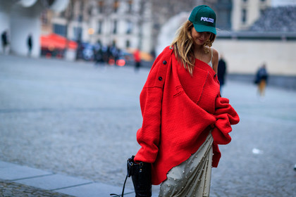 beige dress, black bag, embroidered dress, green cap, leather bag, oversize, pearls, red sweater, vêtements, fashion week, frenchystyle, FW, jonathan paciullo, street style, PFW, PARIS, SPRING SUMMER 2017, SS 17, HAUTE COUTURE, atmosphere details, detail, horizontal