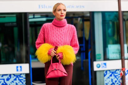 leonie hanne, balenciaga sunglasses, futurist shape sunglasses, purple sunglasses, mirror sunglasses, pink pullover, turtleneck pullover, pink leather bag, hand bag, feather details pullover, feather details, yellow pullover, burgundy pants, tailored pants, PARIS, PFW, SPRING SUMMER 2020, SS 20, fashion week, frenchystyle, FW, jonathan paciullo, street style, horizontal, atmosphere details, detail