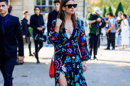 amanda weiner, atmosphere details, black dress, detail, fashion week, floral, flowers, frenchystyle, FW, graphic dress, horizontal, jonathan paciullo, leather bag, multicolor dress, PARIS, PFW, printed dress, red bag, SPRING SUMMER 2018, SS 18, street style, sunglasses
