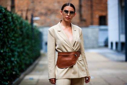 light beige jacket, light beige pants, light beige suits, belted jacket, belt bag, camel leather bag, camel leather belt, metalic frame sunglasses, smoked sunglasses, sarah lou falk, street style, jonathan paciullo, FW, frenchystyle, fashion week, MFW, MILAN, SPRING SUMMER 2021, SS 21, horizontal, atmosphere details, detail