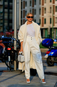 caro daur, white total look, white coat, white top, white pants, oversize coat, carrot pants, loose pants, black sunglasses, white shoes, squared toed shoes, white leather bag, fashion week, frenchystyle, FW, jonathan paciullo, street style, MFW, MILAN, SPRING SUMMER 2020, SS 20