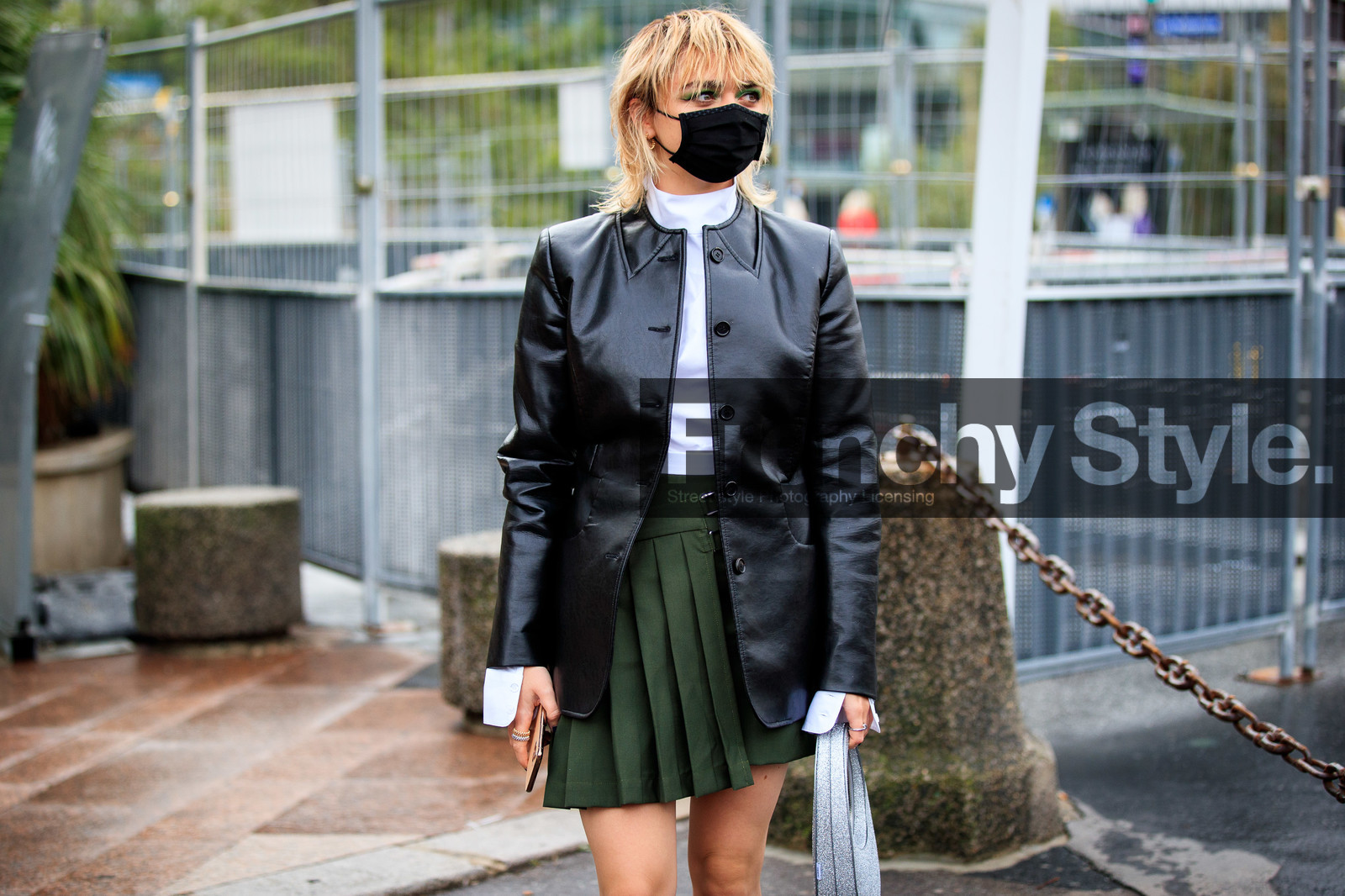 maisie williams, black leather jacket, white blouse, high collar blouse, kaki skirt, mini skirt, pleated skirt, coperni jacket, green eyeshadows, coperni skirt, coperni look, covid face mask, fashion week, frenchystyle, FW, jonathan paciullo, street style, PFW, PARIS, SPRING SUMMER 2021, SS 21, horizontal, atmosphere details, detail