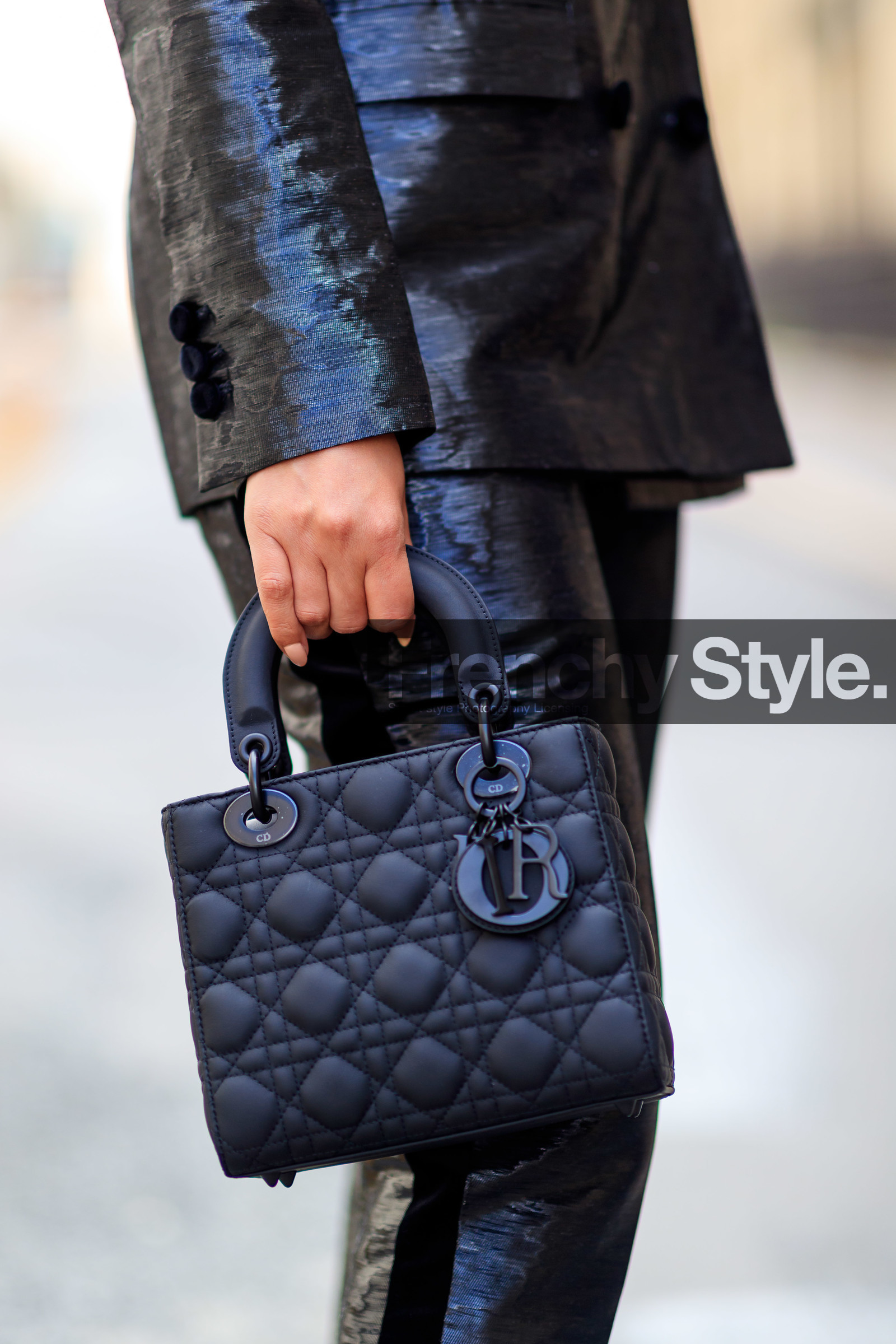 lady dior bag, quilted bag, hand bag, dior bag, black leather bag, close up detail, bag detail, fashion week, frenchystyle, FW, jonathan paciullo, street style, PFW, PARIS, AUTUMN WINTER 2021-2022, FALL WINTER 2021-2022, FW 21-22, vertical, atmosphere details, detail