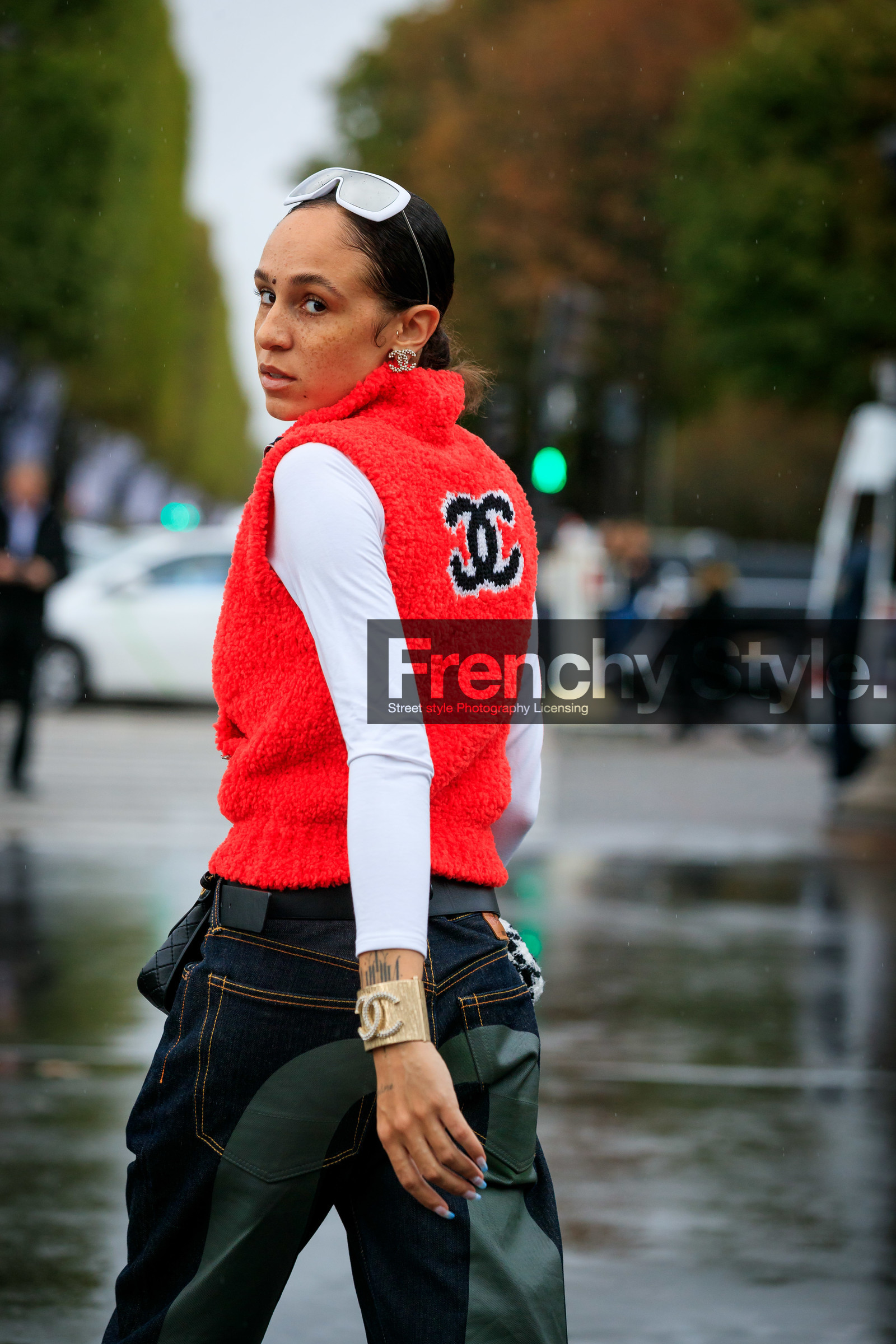 hera pradel, red jacket, chanel jacket, chanel earrings, chanel bracelet, blue jeans, denim, white top, fur jacket, sleeveless jacket, quilted bag, quilted belt, black leather bag, black leather belt, belt bag, round shape bag, houndstooth printed bag, golden bracelet, big bangle, big bracelet, strassed bangle, strassed bracelet, white sunglasses, mirror sunglasses, big sunglasses, futurist shape sunglasses, PARIS, PFW, SPRING SUMMER 2020, SS 20, fashion week, frenchystyle, FW, jonathan paciullo, street style, vertical, atmosphere details, detail