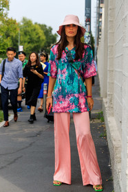 bottega veneta shoes, light pink hat, tie and dye t-shirt, green t-shirt, pink t-shirt, loose t-shirt, 90's look, light pink pants, flare pants, green sunglasses, square shape glasses, crossbody bag, silk pants, green leather sandals, fashion week, frenchystyle, FW, jonathan paciullo, street style, MFW, MILAN, SPRING SUMMER 2020, SS 20
