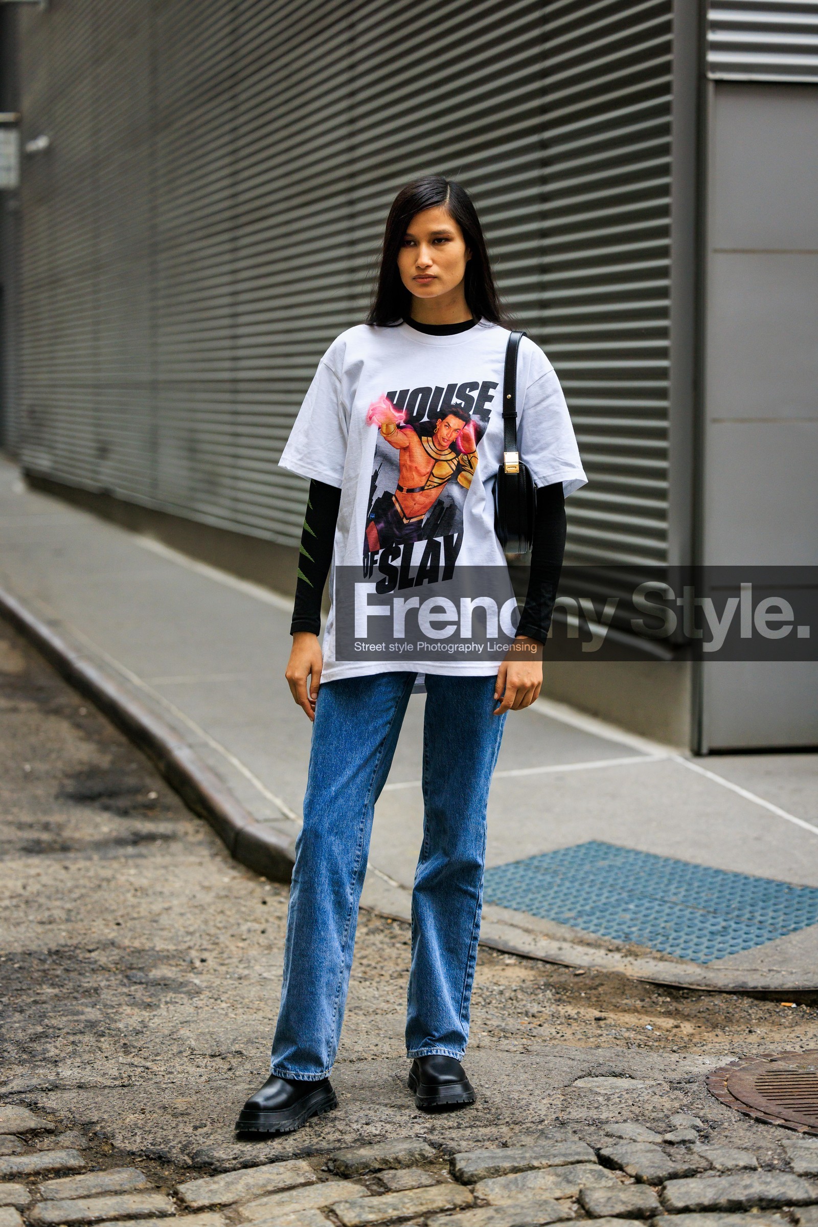 details, orange font printed white tshirt, printed tshirt, nude make up, close up, jeans, classic jeans, black handbag, leather handbag, second skin top, black top, black derbies, leather derbies, chunky derbies, street style, jonathan paciullo, FW, frenchystyle, fashion week, NYFW, NEW YORK, AUTUMN WINTER 2022-2023, FALL WINTER 2022_2023, FW 22-23, vertical, full length, model