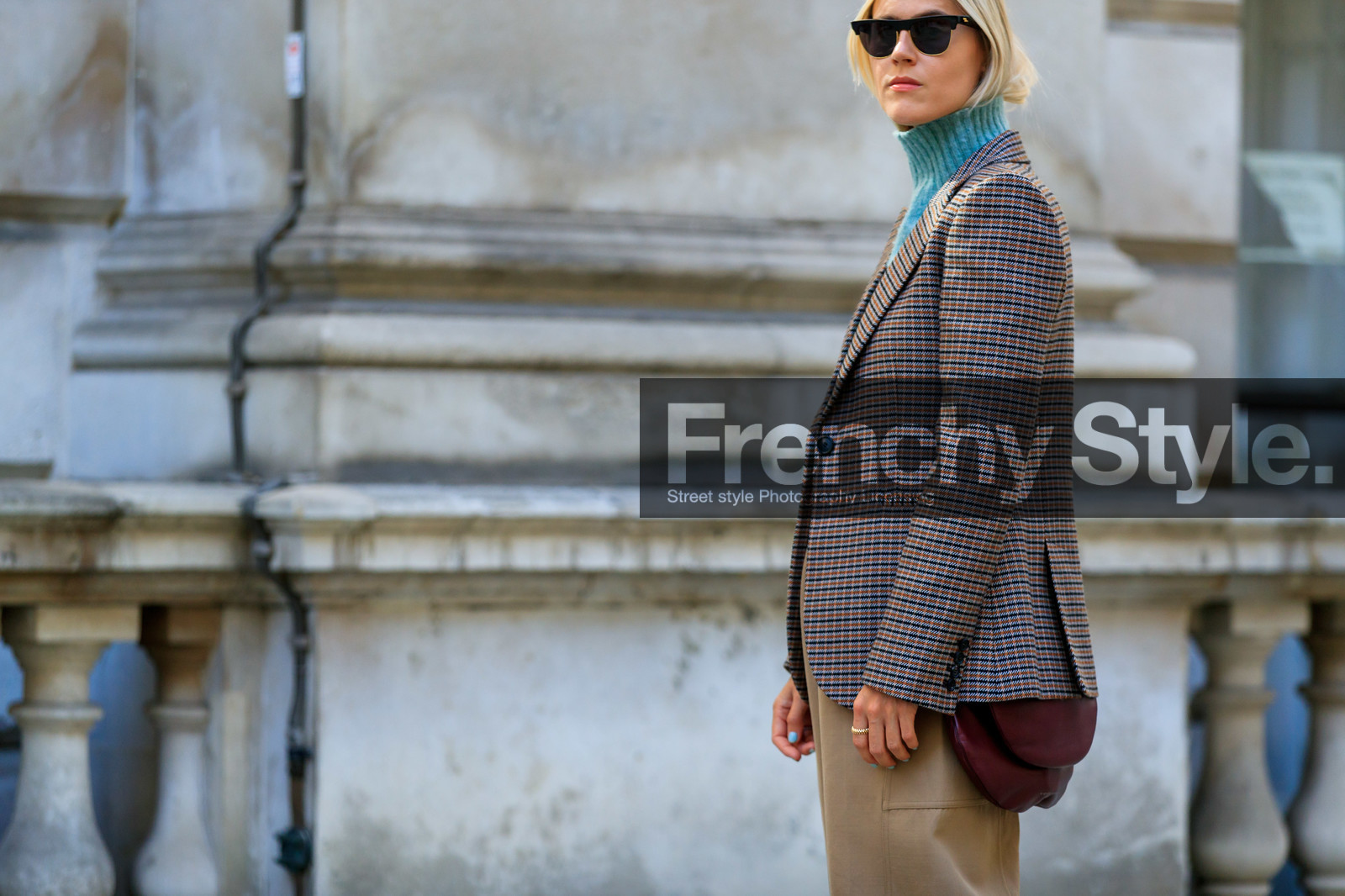 linda tol, turtleneck pullover, light blue pullover, checked jacket, beige pants, oversize pants, carrot pants, black sunglasses, butterfly sunglasses, metalic frame sunglasses, cartier ring, yellow shoes, sharp end shoes, crossbody bag, burgundy leather bag, high heels shoes, fashion week, frenchystyle, FW, jonathan paciullo, street style, atmosphere details, horizontal, detail