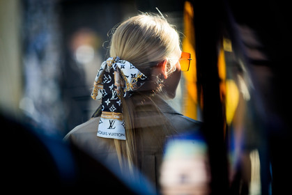 beige jacket, black and white, black scarf, louis vuitton, monogram, fashion week, frenchystyle, FW, jonathan paciullo, street style, LFW, LONDON, AUTUMN WINTER 2019-2020, AW 19-20, FW 19-20, FALL WINTER 2019-2020, horizontal, atmosphere details, detail