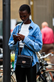 denim, denim jacket, light blue jacket, white top, cropped top, black leather bag, black leather pants, animal skin bag, crossbody bag, polish bag, street style, jonathan paciullo, FW, frenchystyle, fashion week, MFW, MILAN, SPRING SUMMER 2021, SS 21, vertical, detail, model