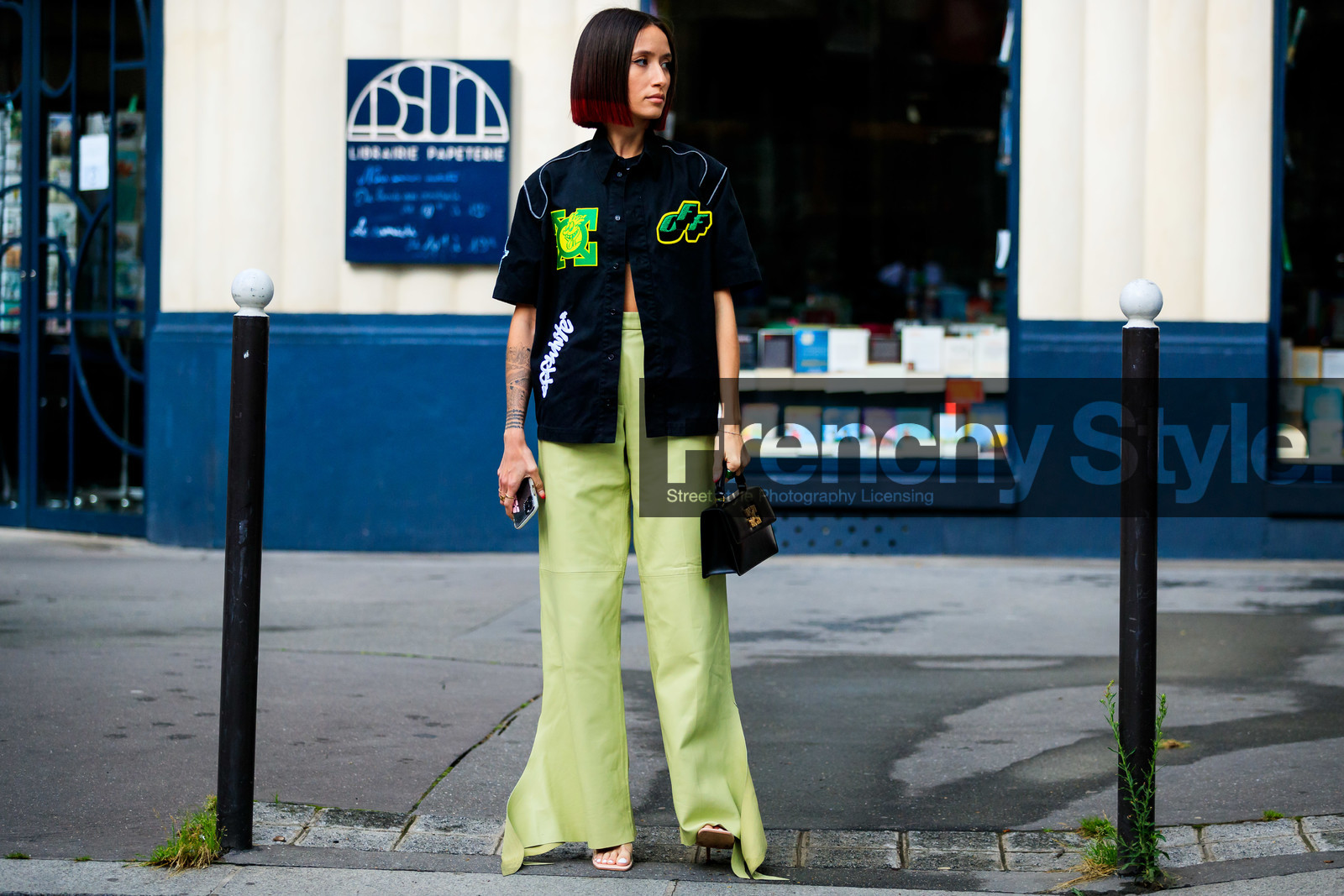 black shirt, black top, black leather bag, black bag, short sleeves shirt, embroidered shirt, green shirt, green pants, light green pants, cropped top, hand bag, off white bag, off white shirt, flare pants, leather pants, alexandra guerain, fashion week, frenchystyle, FW, jonathan paciullo, street style, PFW, PARIS, AUTUMN WINTER 2021-2022, FALL WINTER 2021-2022, FW 21-22, atmosphere details, horizontal, full length