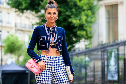 pink leather bag, crossbody bag, quilted bag, chanel bag, chanel cardigan, chanel jacket, chanel pants, cropped cardigan, cropped jacket, knitwear, knit top, strassed earrings, strassed necklace, strassed ring, pink ring, big ring, big necklace, big chocker, long necklace, pink necklace, pink choker, pink earrings, purple necklace, navy blue cardigan, navy blue jacket, navy blue pants, houndstooth printed pants, chanel total look, giovanna battaglia, fashion week, frenchystyle, FW, jonathan paciullo, street style, PFW, PARIS, AUTUMN WINTER 2021-2022, FALL WINTER 2021-2022, FW 21-22, atmosphere details, horizontal, detail