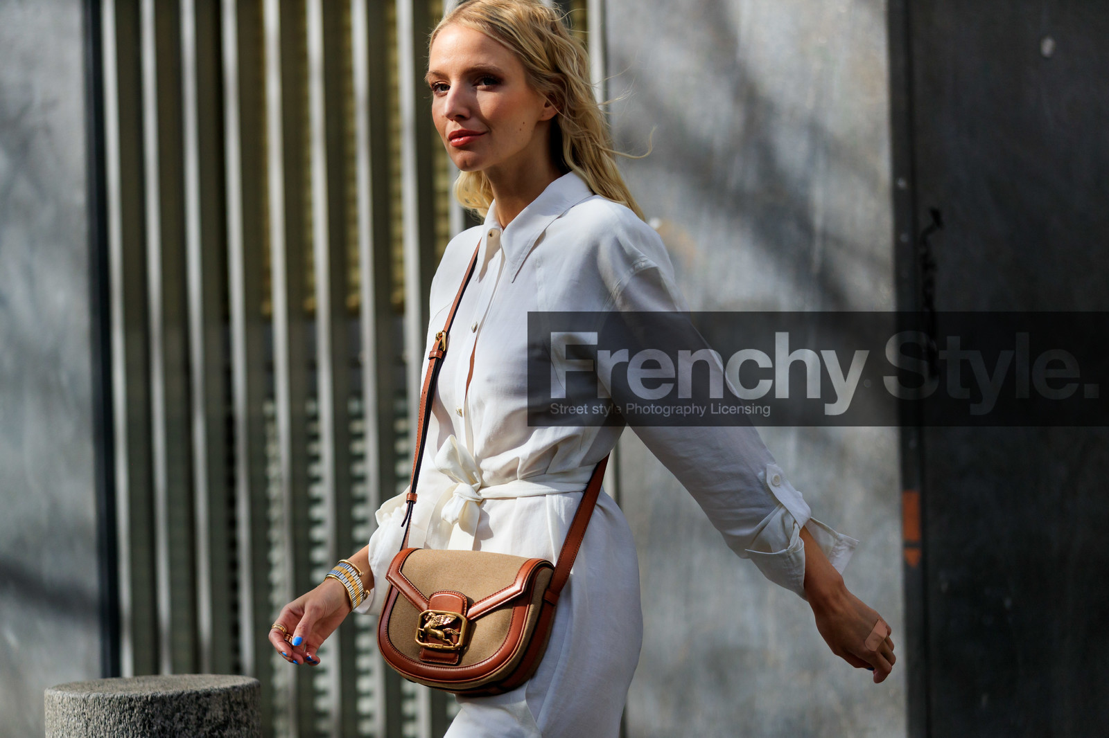 leonie hanne, white jumpsuit, long sleeves jumpsuit, linen jumpsuits, belted jumpsuit, etro bag, camel leather bag, beige bag, crossbody bag, fashion week, frenchystyle, FW, jonathan paciullo, street style, MFW, MILAN, AUTUMN WINTER 2020-2021, FALL WINTER 2020-2021, FW 20-21, horizontal, atmosphere details, detail