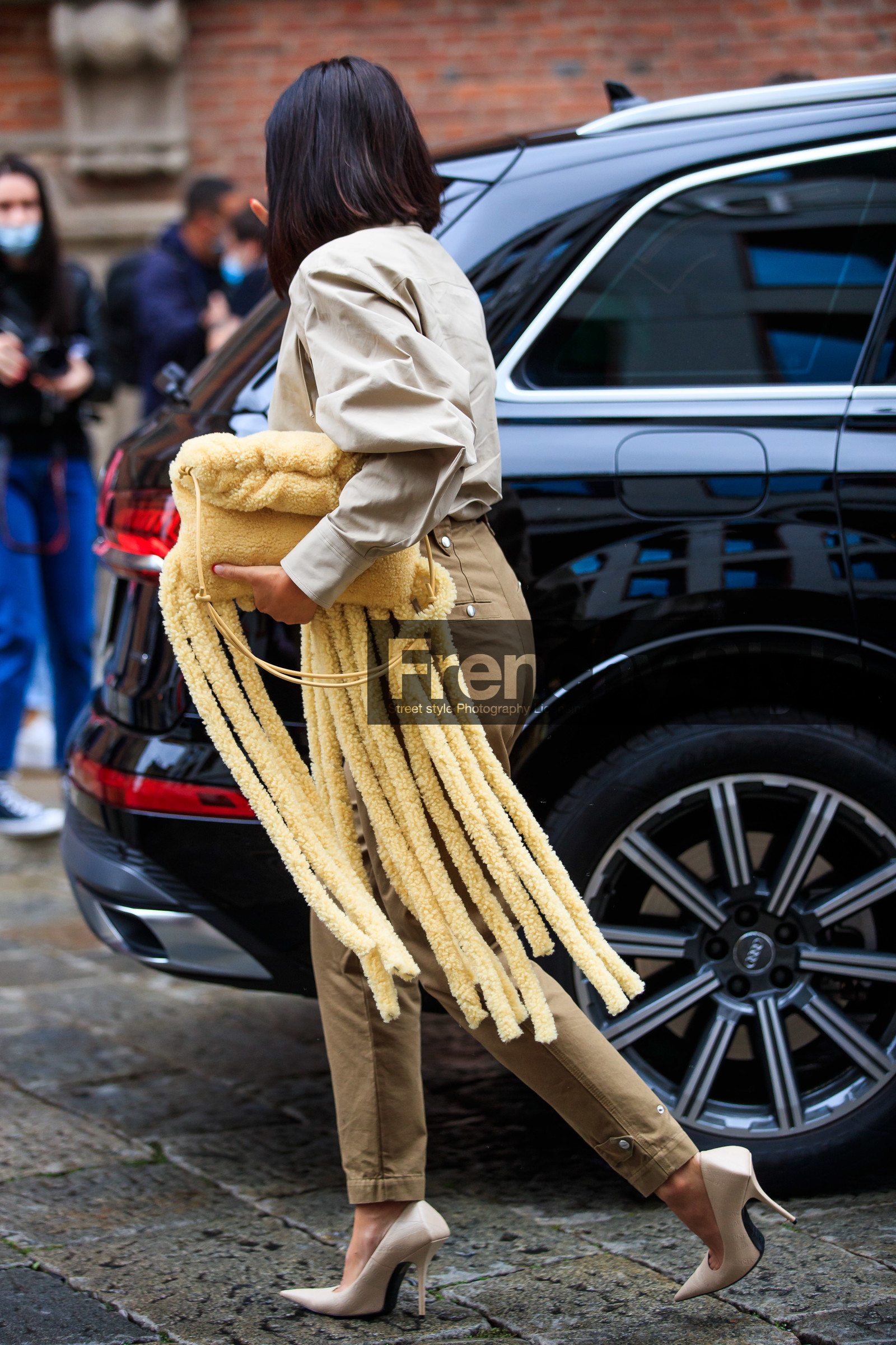 beige shirt, kaki pants, military look, yellow bag, fur bag, fringe bag, nude pumps, suede pumps, Tiffany Hsu, street style, jonathan paciullo, FW, frenchystyle, fashion week, MFW, MILAN, SPRING SUMMER 2021, SS 21, vertical, full length