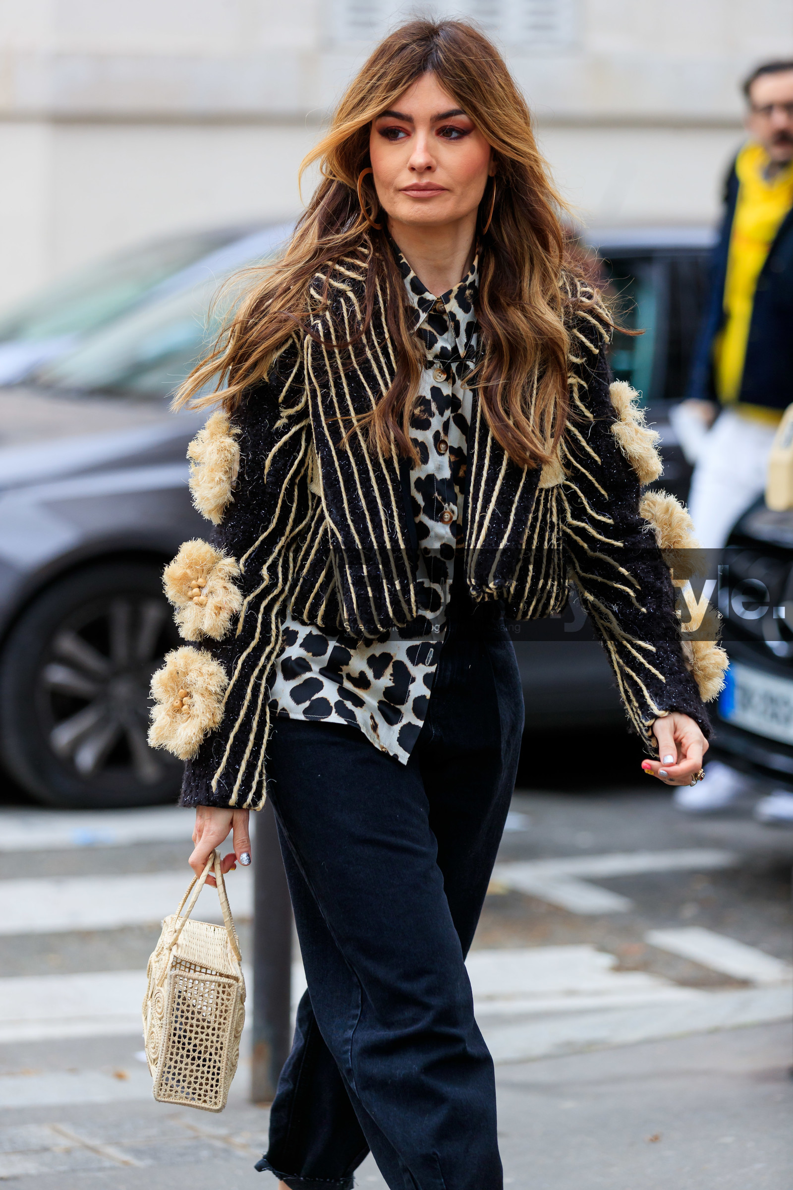 leopard printed shirt, beige shirt, straw bag, hand bag, basket bag, straw detail, straw detail, straw detail jacket, straw detail, black jacket, knit jacket, lurex jacket, floral embroidered jacket, striped jacket, black jeans, denim, fashion week, frenchystyle, FW, jonathan paciullo, street style, PFW, PARIS, vertical, atmosphere details, detail