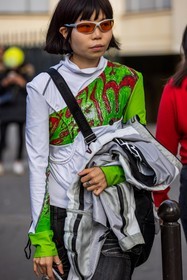 color, fluo green, green top, grey jacket, grey sunglasses, jacket, print, printed top, sunglasses, top, turtleneck, white top, white turtleneck, street style, jonathan paciullo, FW, frenchystyle, fashion week, PFW, PARIS, SPRING SUMMER 2022, SS 22, vertical, atmosphere details