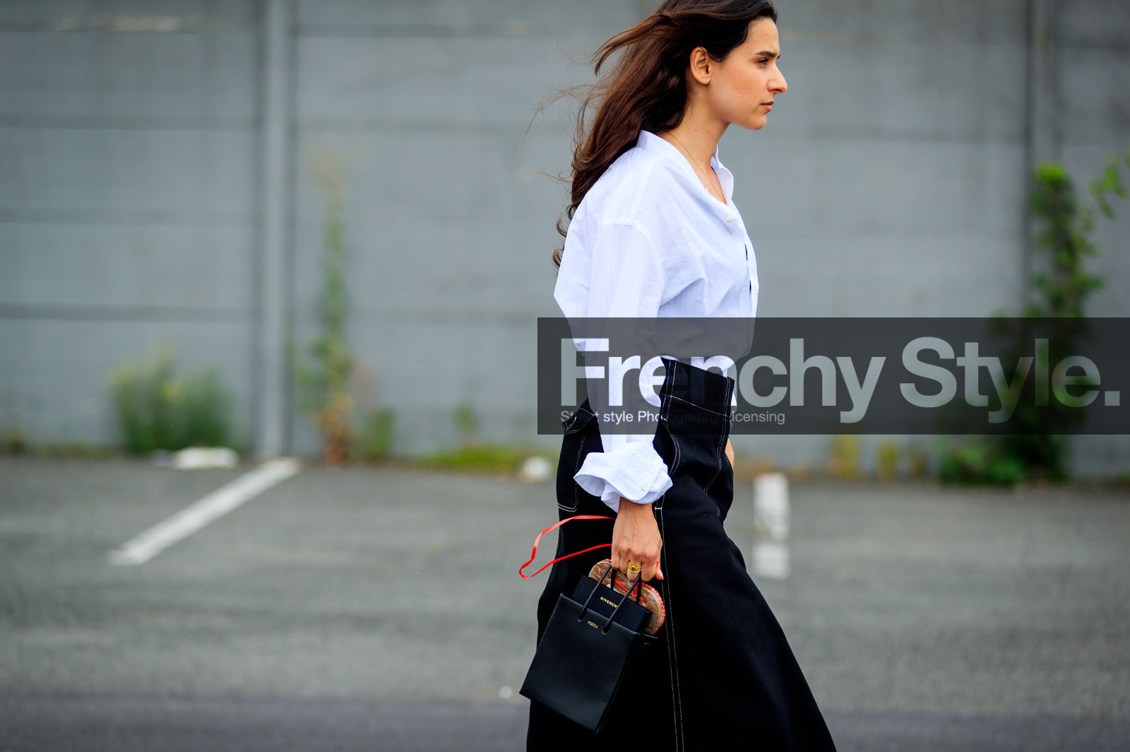 black bag, black denim, black skirt, denim skirt, givenchy, leather bag, white shirt, fashion week, frenchystyle, FW, jonathan paciullo, street style, PFW, PARIS, atmosphere details, horizontal, detail, AUTUMN WINTER 2018-2019, FALL WINTER 2018-2019, FW 18-19