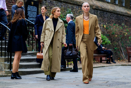 flora macdonald johnston, beige look, beige trench coat, kaki pants, oversize trench coat, beige suits, orange top, loose pants, tailored pants, big chain necklace, golden necklace, golden earrings, hoop earrings, fashion week, frenchystyle, FW, jonathan paciullo, street style, atmosphere details, horizontal, detail