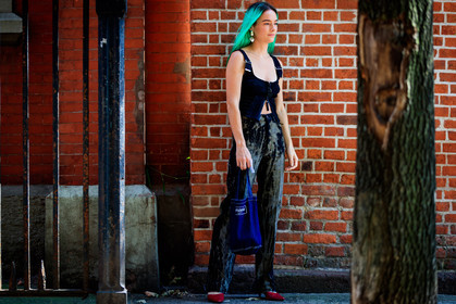 black bag, black top, blue bag, dyed hair, graphic pants, green hair, high heels, leather bag, leather shoes, printed pants, red shoes, tie & die, tote bag, trousers, fashion week, frenchystyle, FW, jonathan paciullo, street style, NYFW, NEW YORK, SPRING SUMMER 2019, SS 19, atmosphere details, horizontal, full length