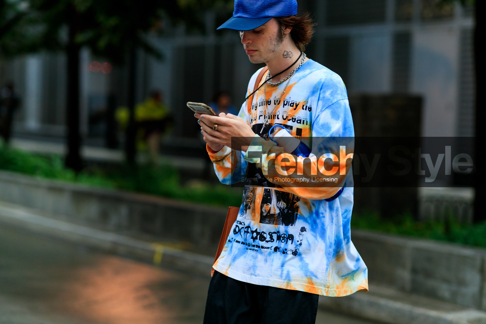 blue hat, blue sweater, iphone, orange sweater, tattoos, tie & die, fashion week, frenchystyle, FW, jonathan paciullo, street style, NEW YORK, NYFW, SPRING SUMMER 2020, SS 20, horizontal, atmosphere details, detail