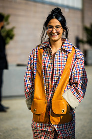 yellow veste, leather sleeveless veste, plaid multicolor jacket, red and blue jacket, printed jacket, glasses, hair bow, fashion week, frenchystyle, FW, jonathan paciullo, street style, NYFW, NEW YORK, AUTUMN WINTER 2022-2023, FALL WINTER 2022_2023, FW 22-23, vertical, atmosphere details