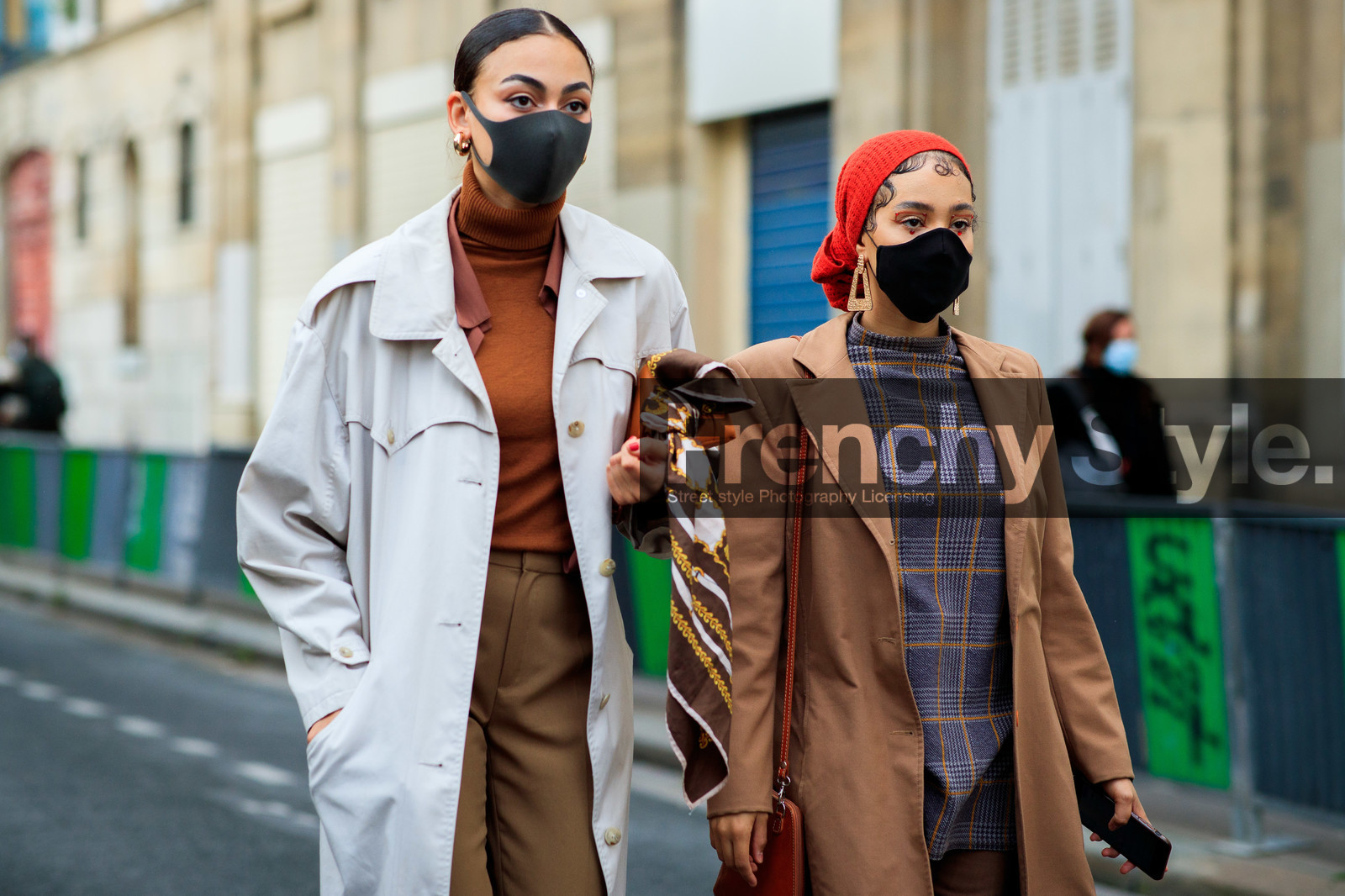 white trench coat, camel pullover, turtleneck pullover, silk shirt, beige leather sandals, brown scarf, chain printed scarf, golden earrings, hoop earrings, hair scarf, red scarf, knit scarf, dangling earrings, camel trenchcoat, grey top, checked top, red eyeliner, red eyeshadow, strassed make up, covid face mask, fashion week, frenchystyle, FW, jonathan paciullo, street style, PFW, PARIS, SPRING SUMMER 2021, SS 21, horizontal, atmosphere details, detail