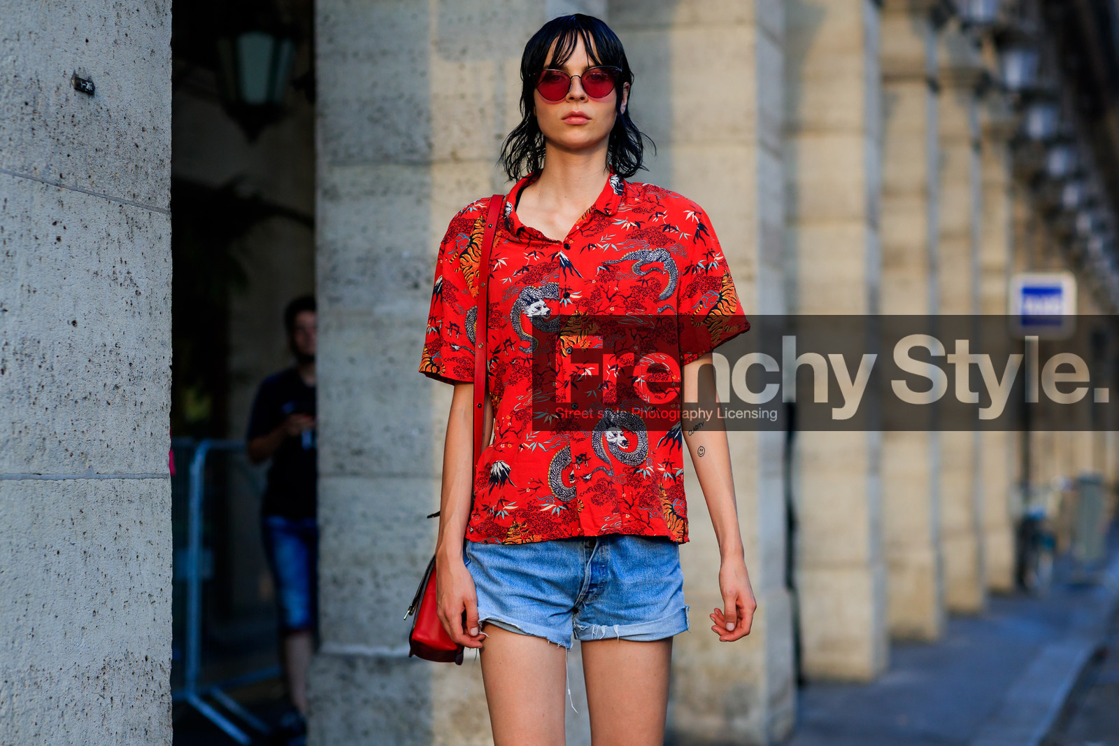 animal print, blue denim, denim shorts, graphic shirt, leather bag, prada, printed shirt, red bag, red shirt, sunglasses, wet hair, fashion week, frenchystyle, FW, jonathan paciullo, street style, PFW, PARIS, atmosphere details, horizontal, detail, model, AUTUMN WINTER 2018-2019, FALL WINTER 2018-2019, FW 18-19