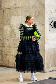 ruffle dress, longdress, black dress, tulle dress, braided hair, blond hair, stripes poloshirt, fluo green pouch, white platform sandals, white socks, chloe king, street style, jonathan paciullo, FW, frenchystyle, fashion week, AUTUMN WINTER 2022-2023, FALL WINTER 2022_2023, FW 22-23, PFW, PARIS, full length, vertical