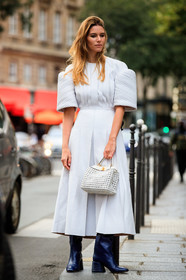 white leather bag, white leather dress, navy blue leather boots, quilted dress, pleated dress, short sleeves dress, long dress, fendi bag, fendi boots, fendi dress, plaited bag, openwork bag, mini bag, peekaboo bag, hand bag, kitten heels boots, PARIS, PFW, fashion week, frenchystyle, FW, jonathan paciullo, street style, SPRING SUMMER 2021, SS 21, vertical, full length