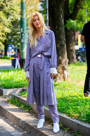ada kokosar, checked, graphic pants, graphic shirt, grey pants, grey shirt, high heels, leather shoes, pajamas, plaid, pleats, printed pants, printed shirt, trousers, white shoes, street style, jonathan paciullo, FW, frenchystyle, fashion week, MFW, MILAN, SPRING SUMMER 2019, SS 19, vertical, full length