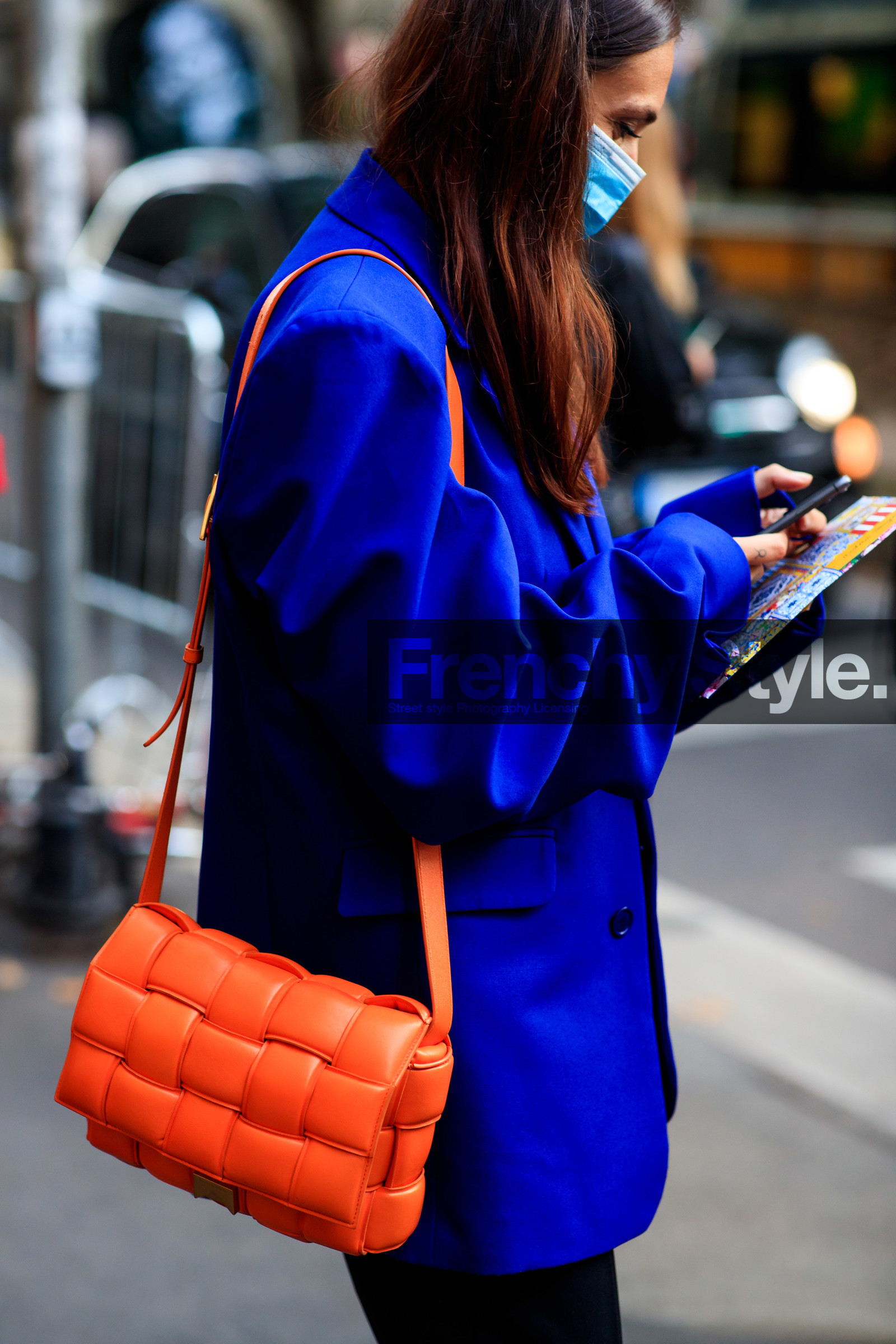 blue jacket, oversize jacket, orange leather bag, shoulder bag, plaited bag, bottega veneta bag, quilted bag, bag detail, close up detail, street style, jonathan paciullo, FW, frenchystyle, fashion week, MFW, MILAN, SPRING SUMMER 2021, SS 21, vertical, detail
